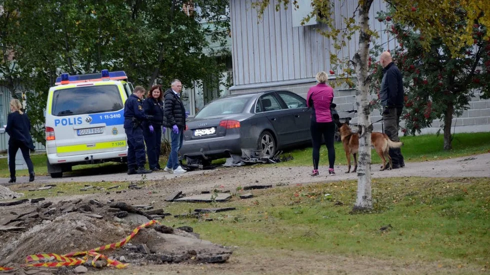 Krock. Mannen körde in i polishuset och polis var snabbt på plats.