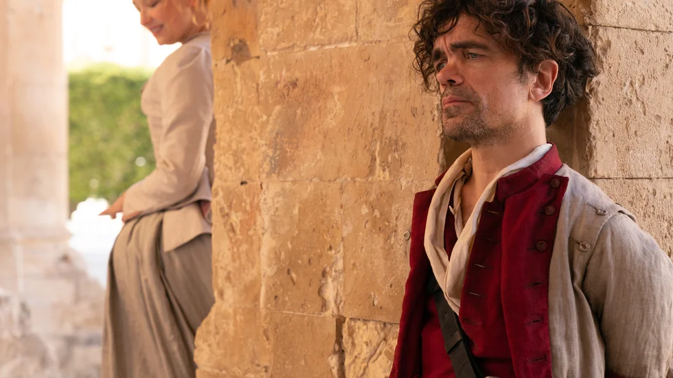 Cyrano (Peter Dinklage) vågar inte berätta hur han känner för Roxanne (Hailey Bennett). I stället skriver han kärleksbrev till henne i en annan mans namn. Pressbild.