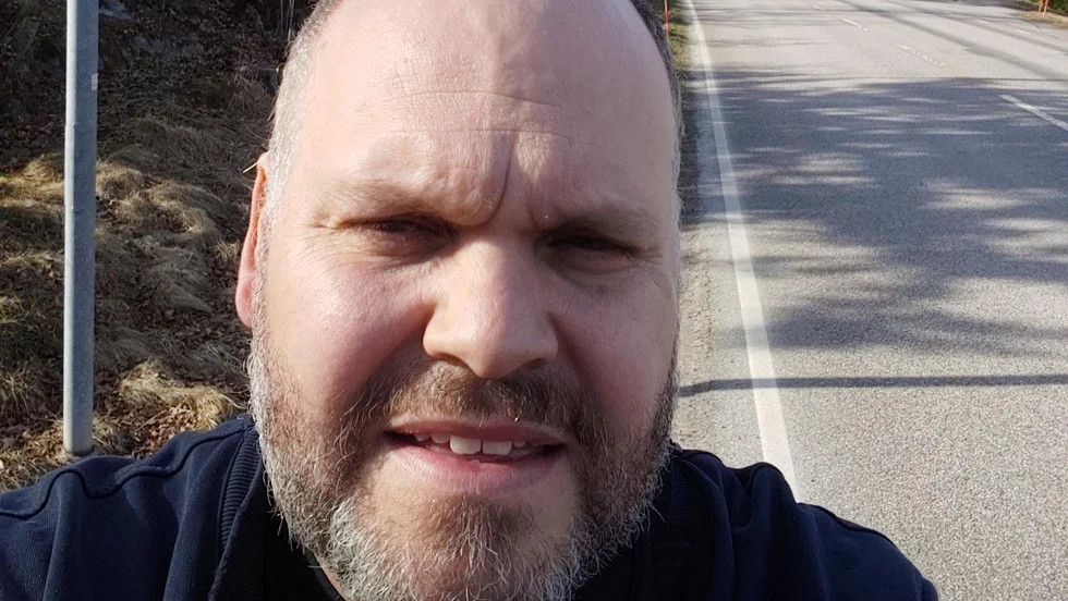 Carl-Johan Olsson varnar för fordon med hög hastighet på Nyköpingsvägen i Sparreholm. Nu hoppas han att åtgärder görs och efterfrågar farthinder.
