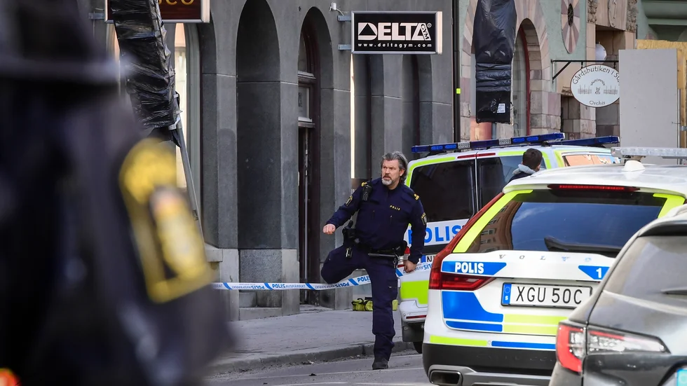 Polis på plats efter skottlossningen på ett gym i Vasastan i Stockholm den 28 mars.