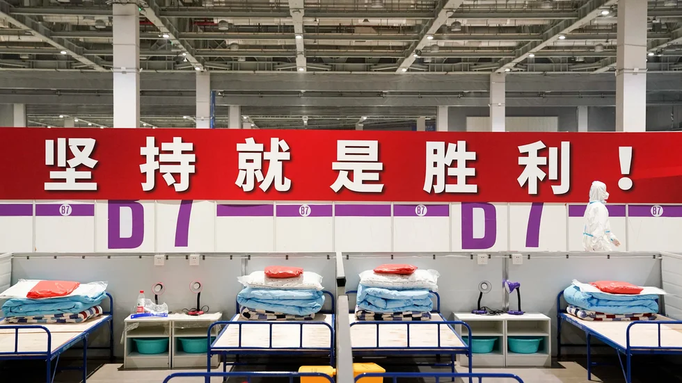 "Uthållighet innebär seger!" lyder en banderoll på på ett provisoriskt sjukhus och karantänsfacilitet i Shanghai, som har stängt ned för att stoppa smittan. Arkivbild.