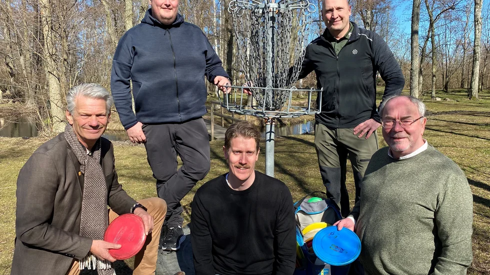 Kommunalråden Peter Karlsson (M) och Anders Hedeborg (S) träffade eldsjälarna Rickard Isaksson, Marcus Gustafsson och Klas Thörn i Vadstena discgolf. Tanken är att det ska bli ytterligare en discgolfbana på orten, då i Rismarken.