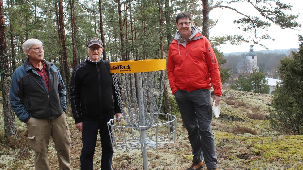 Janne Elander, Krister Sköld och Sven Tholén är några av dem som har jobbat med den nya discgolfbanan i Loftahammar.