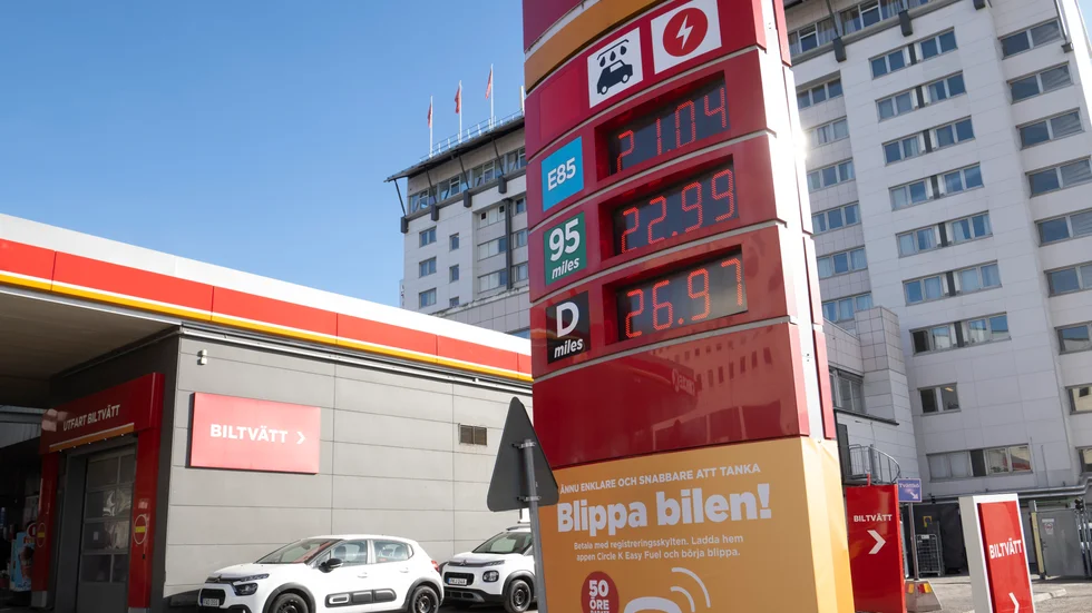 Miljöpartiet fixar och trixar med höjda skatter på såväl fossila bränslen som förnyelsebara. Detta plastskatteparti lyckas med att först höja skatten på alla drivmedel och sedan komma med bidragspåsen i efterhand! skriver Boje Bengtsson.