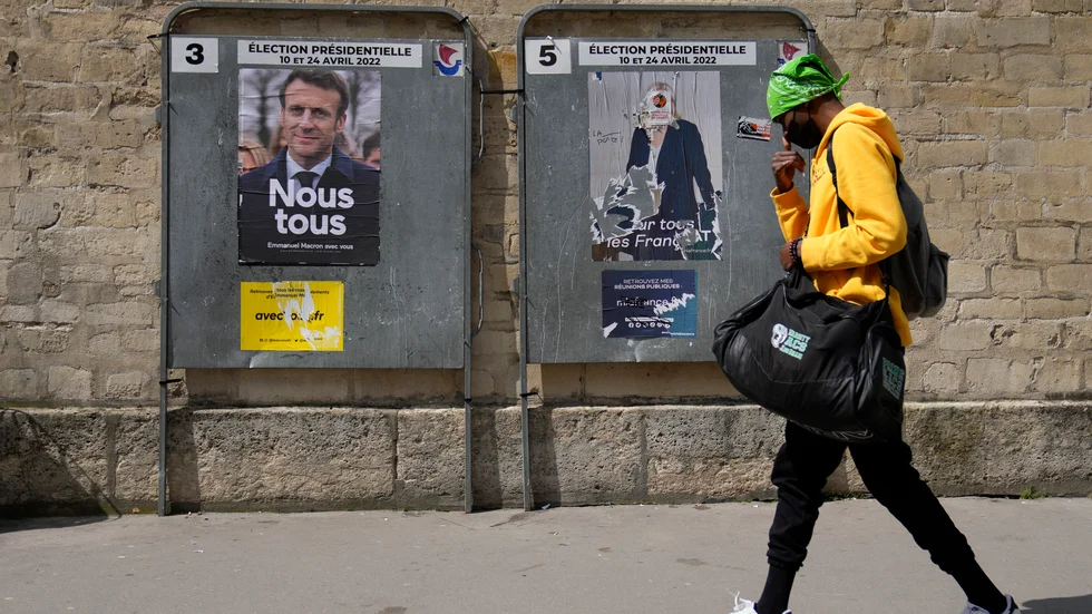 Valaffischer i Paris för finalkandidaterna Emmanuel Macron och Marine Le Pen inför den avgörande omgången i presidentvalet. Arkivfoto.