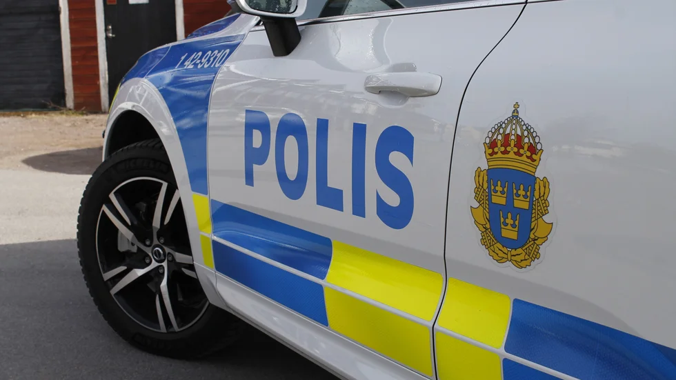 Polisbilen fick ett däck uppskuret med kniv. En man i 30-årsåldern är nu misstänkt för blåljussabotage.