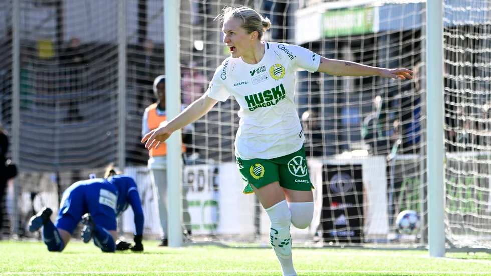 Emilia Larsson jublar efter sitt avgörande mål mot Piteå på Hammarby IP.