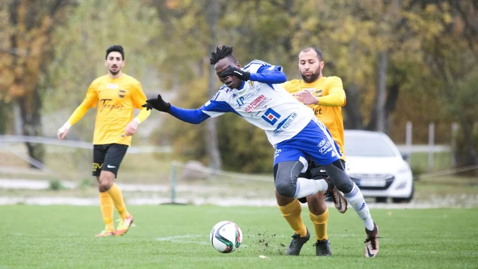 SNUBBLANDE NÄRA.  John Otieno Owira var en av flera som Enhörna fick stopp på förra helgen. I morgon avgörs lagets – och Gotlands – division 3-öde.