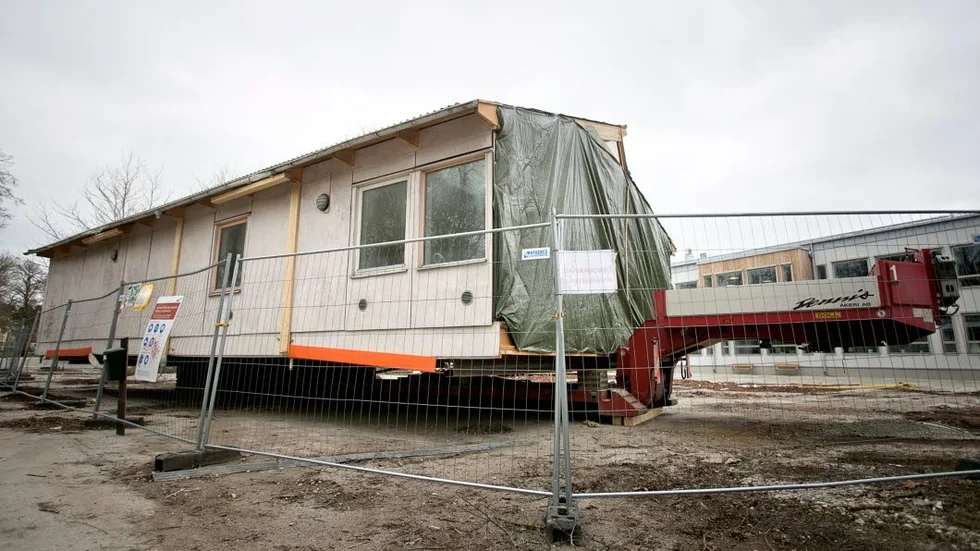 Paviljongen som hittills stått på Säveområdet har delats i två delar och flyttas nu till Follingbo.