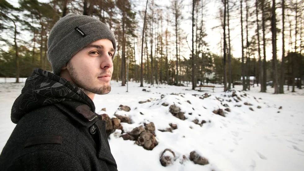 Tillbaka på olycksplatsen. Högen med sten är det enda spåret som finns kvar efter Folkets hus.