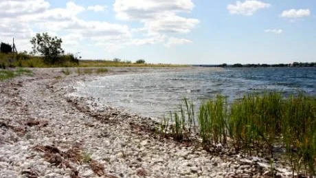Öde. På Enholmens stränder ligger du oftast ensam och solar. Det finns inget att handla  på ön, men det finns en väl fungerande grillplats med bord och stolar.