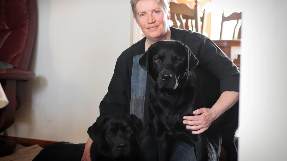 ”Alla mina hundar har bidragit på olika sätt med sina olika personligheter. Det är jättehäftigt att se”, säger Lena Stenvall när hon håller om labradorerna Bob och Hugo. 