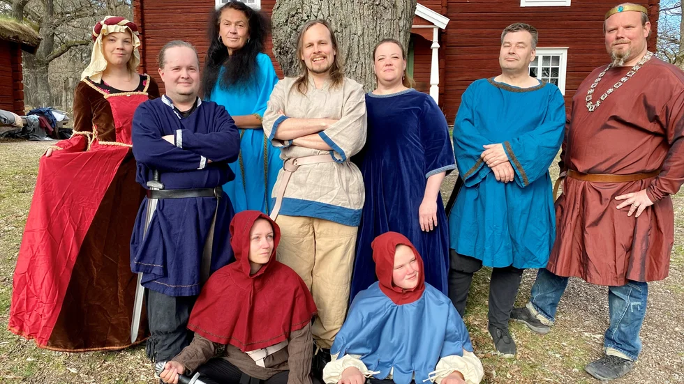 Action, släktfejder, profetior och en guldskatt som det vilar en förbannelse över är några av ingredienserna i spelet "Gjukungars guld" som 
spelas i Tegelslagarstugan i Sundbyholm och på Sörmlandsgården i Eskilstuna. Sammanlagt medverkar ett 20-tal personer på scenen.