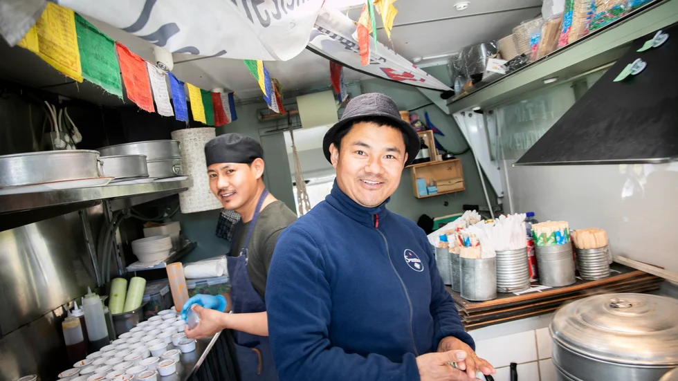 Tillsammans med sin bror Resham serverar Sundar Tamang omkring 10 000 momos till gotlänningarna – varje vecka.