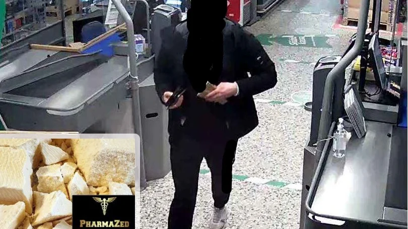 En av knarkligans medlemmar fångades på bild när han köpte buntar med frimärken i Trosa. Frimärkena skulle användas när paketen med narkotika skickades iväg. Försäljningen skedde på darknet, en dold sida av internet.