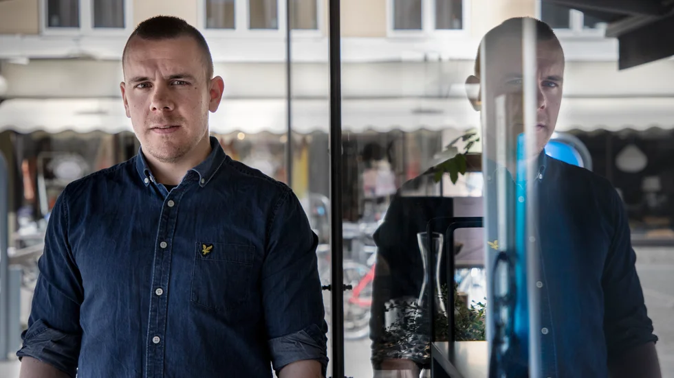 Jacob har dubbla känslor för polisledningens beslut att backa och lämna Skäggetorp. Det behövdes med tanke på arbetsmiljön, men fel för att det blev en vinst för våldsverkarna och en förlust för demokratin, menar han.