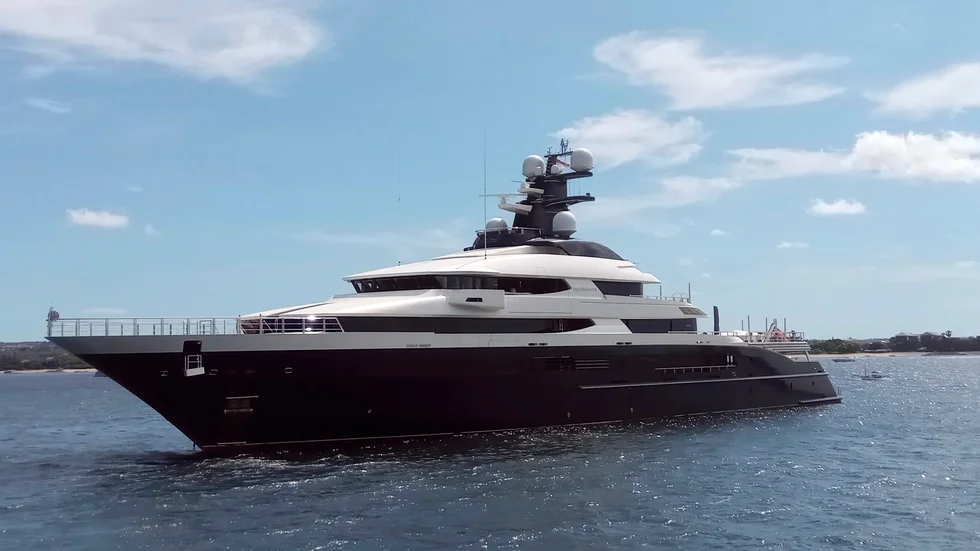 En del ryska oligarker gömmer sina stulna pengar i yachter. De som bygger sådana lär ha tjänat sig en hacka.