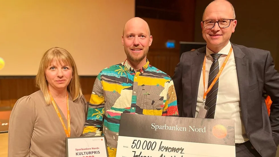 Johan Airijoki från får Sparbanken Nords Kulturpris 2022. Här tillsammans med Erika Mattsson och Gunnar Eikeland från Sparbanken Nord.
