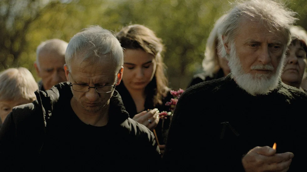 Pavel (Ivan Barnev) gör en roadtrip tillsammans med sin pappa (Ivan Savov) efter att modern Ivanka har gått bort.