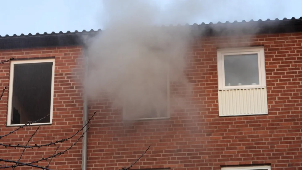 Rökdykare gick under torsdagskvällen in i en lägenhet från vilken tjock rök spred sig.