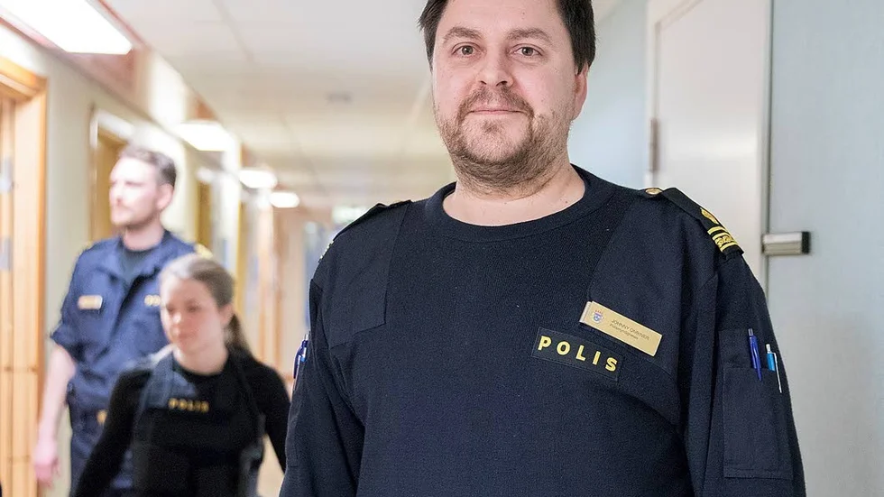 "Unga och vuxna har behov av att samlas på fritiden, oavsett om man gör bra eller dåliga saker", säger polisen Johnny Onbiner.