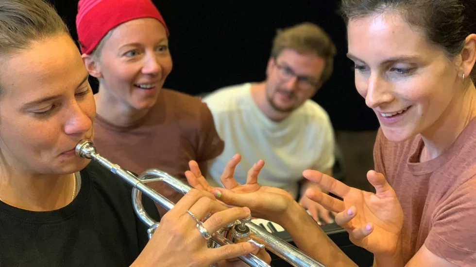 Skådespelarna Ida Jensen i röda mössan, Josefin Reinhard till höger tillsammans med musikerna Naida Hamouchi och Tobias Johansson.