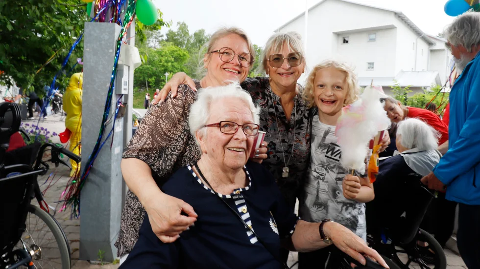 Terttu Karjalainen fick besök av döttrarna Pia Thunström och Helena Karjalainen och barnbarnet Uno Thunström.