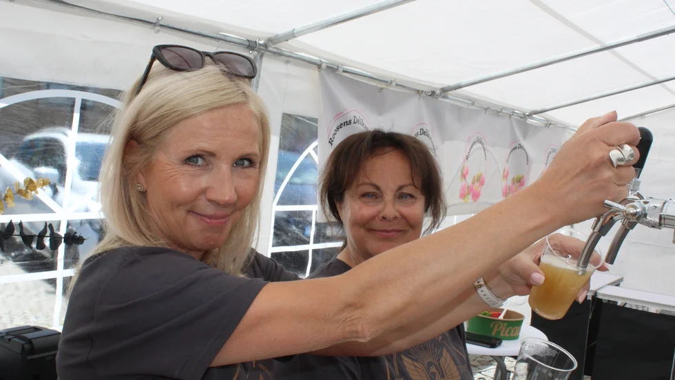 Anne-Lie Boman och Annika Zetterholm från Fenix Brewery i Norrköping. "Det är roligt att få berätta om vårt öl", säger Anne-Lie Boman, som precis som Annika Zetterholm är delägare i bolaget.