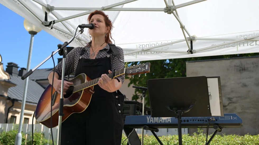 Davina Robinson höll en liten konsert under Stadsmissionens 50-årsfirande.