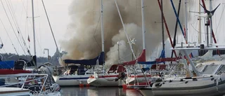 Segelbåt förstörd i brand