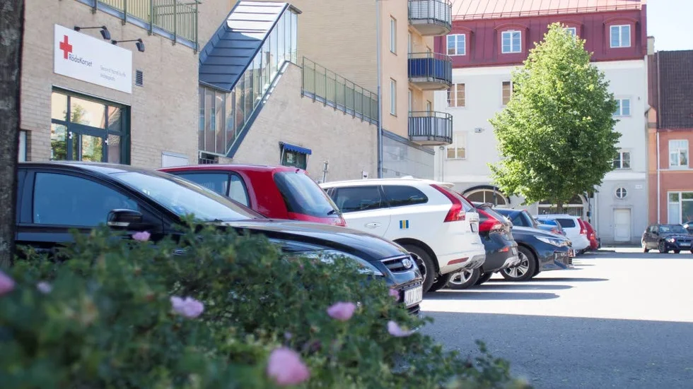 Snart försvinner möjligheten att parkera utanför Röda korset.