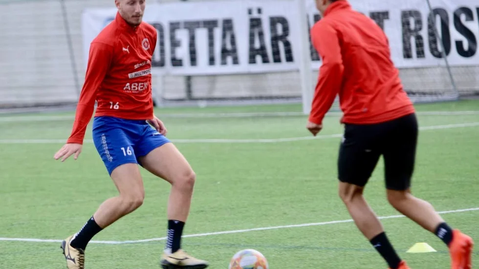 Reslige ytterspringaren Kevin Custovic (till vänster) hoppas få debutera i rödblått när allsvenska Örebro SK gästar Rosvalla för cupmatch.