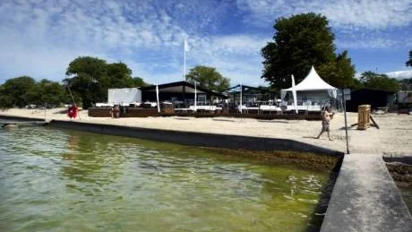 Ska bort. Visby beach club började byggas innan man hade klart med dispensen från strandskyddet. Länsstyrelsen beviljade den dock men nu säger miljödomstolen att det var fel.arkivfoto: Tobias Wallström