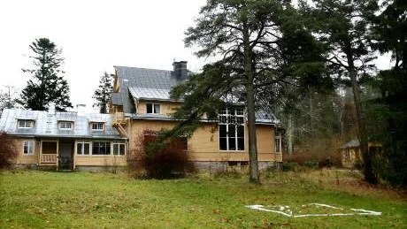 Slutet. Den markerade rutan till vänster markerar platsen där det dramatiska Brucebo-dramat i december 2008 slutade. Två personer blev skottskadade. Nu har HD nekat den för mordförsök dömde Torbjörn Axelman (ovan) prövningstillstånd. arkivfoto: Rolf Jönsson