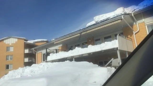 Snöras. Flera balkonger på äldreboendet Sturegården är totalförstörda.