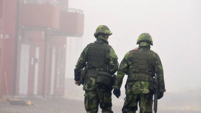 Kan sparkas. En deltidsanställd soldat som är krigsplacerad kan få sparken.