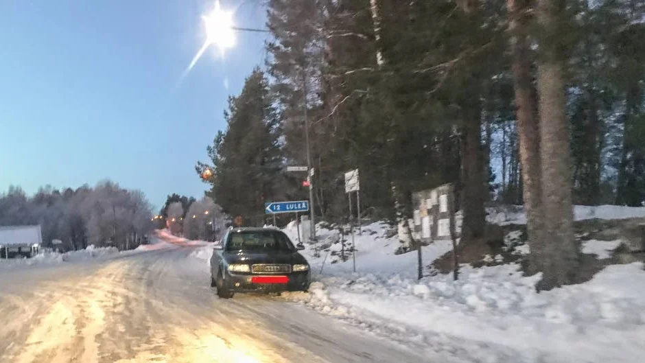 En mörk Audi Avant stod märkligt parkerad på byavägen. Det uppmärksammades i och med händelsen men tros inte ha haft med det nattliga besöket att göra.