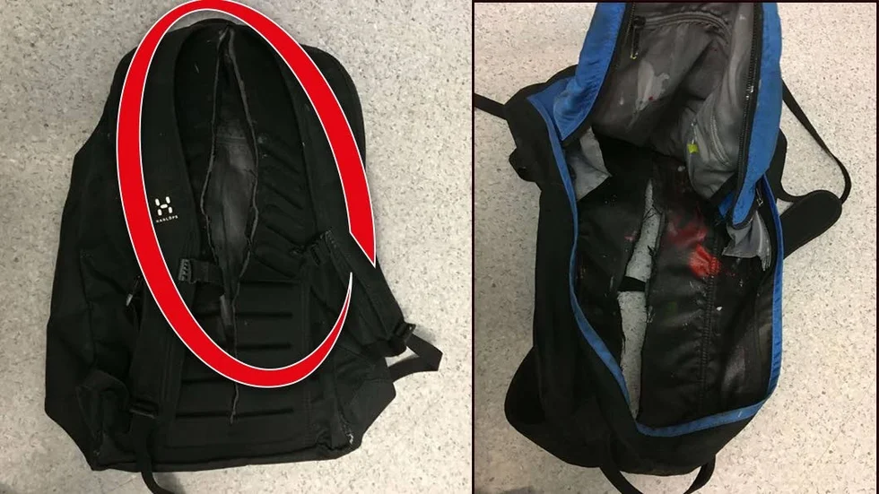 Snattarväskan. Polisens egna bilder visar öppningen som hade snittats på ryggsidan av ryggsäcken.