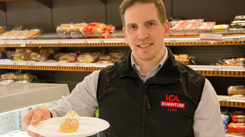 Här är kreatören Jonatan Rönnkvist med Ica kvantums vapen i semmelkriget.