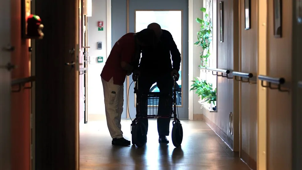 "Varför fyller man bara på medicin på medicin, tar aldrig bort, varför morfin, när specialister endast ger i palliativ vård", skriver anmälaren.