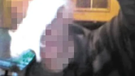 Djurplågeri. I en beslagtagen mobilkamera kom polisen över en film där en gotlänning biter huvudet av en levande mus. Filmen upprör såväl polis som veterinär, och nu är en förundersökning inledd. 

FOTO: ur den beslagtagna filmsekvensen.