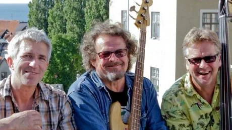 Kultband. Idag består bandet av Mikael Carlsson, dragspel/klaviatur, Janne Bertholdsson, gitarr och sång, Hasse Tholin, el-kontra och Thomas Österdahl, trummor (saknas på bilden).