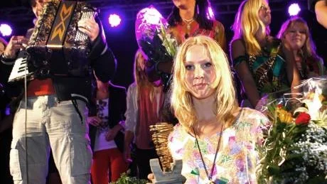 Clara Klingenström vann Nya Tiljans talanger med låten "What do you do?"