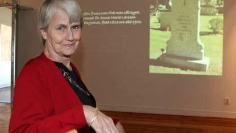 Astrid Andersson Wretmark. Segelsömmerskans och sjömannens gravstenar står på Södra kyrkogården. "Nu seglar sjömannen i evighet med de segel som hon sömmade", sammanfattar Astrid Andersson Wretmark  sin betraktelse och sitt bildspel över gravstenar och vad de berättar om kvinnors yrken och liv.Foto: Rolf Jönsson