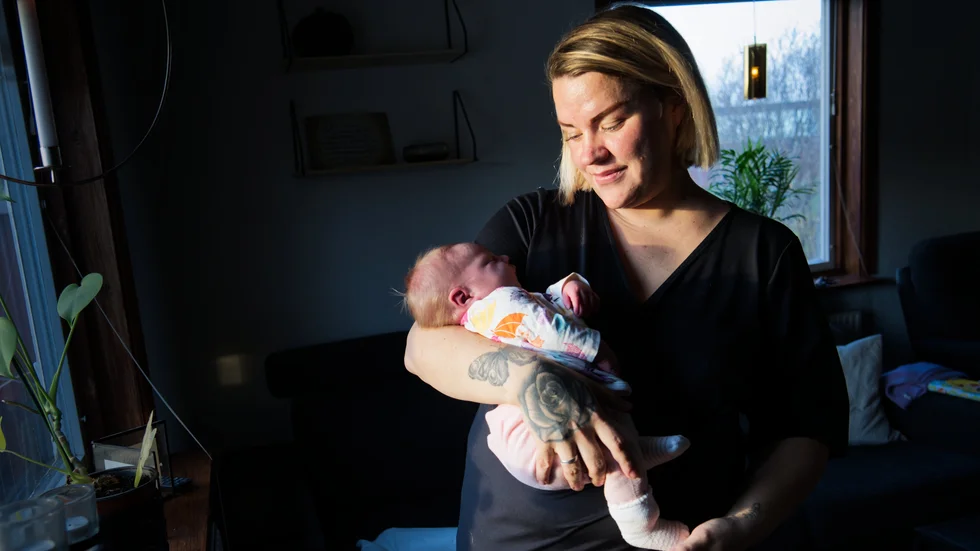Åsa, 33, kallade på ambulans på grund av kraftiga magsmärtor. Det visade sig att hon var gravid och hon födde hemma i hallen.