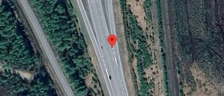 Personbil står still på väg 97 – stopp i ett körfält