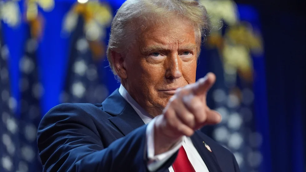 Republikanernas presidentkandidat Donald Trump håller tal inför jublande anhängare.