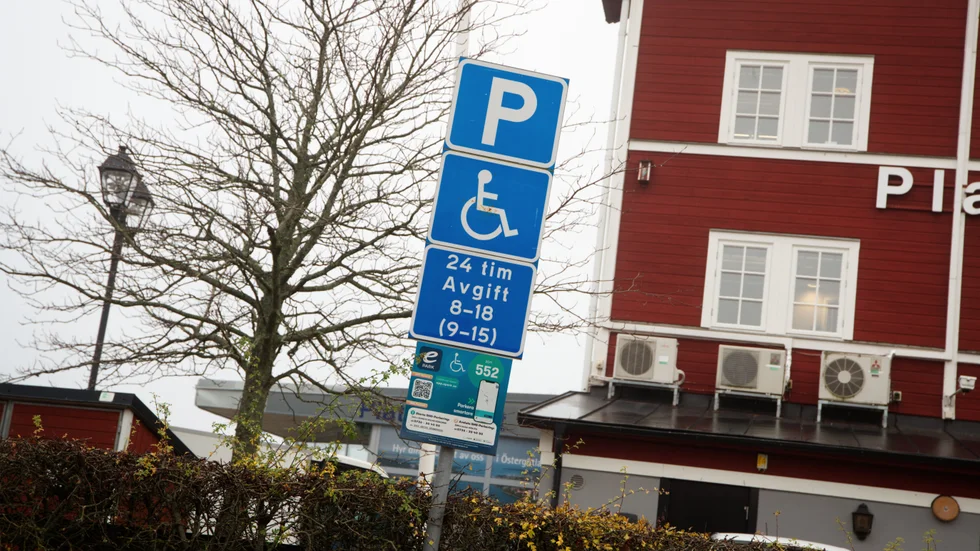 Insändarskribenten menar att Motala kommun borde göra som Oskarshamns kommun med parkeringarna.