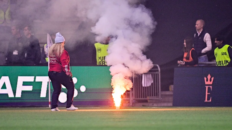 Straffen för att kasta in pyroteknik på planen kan förändras.