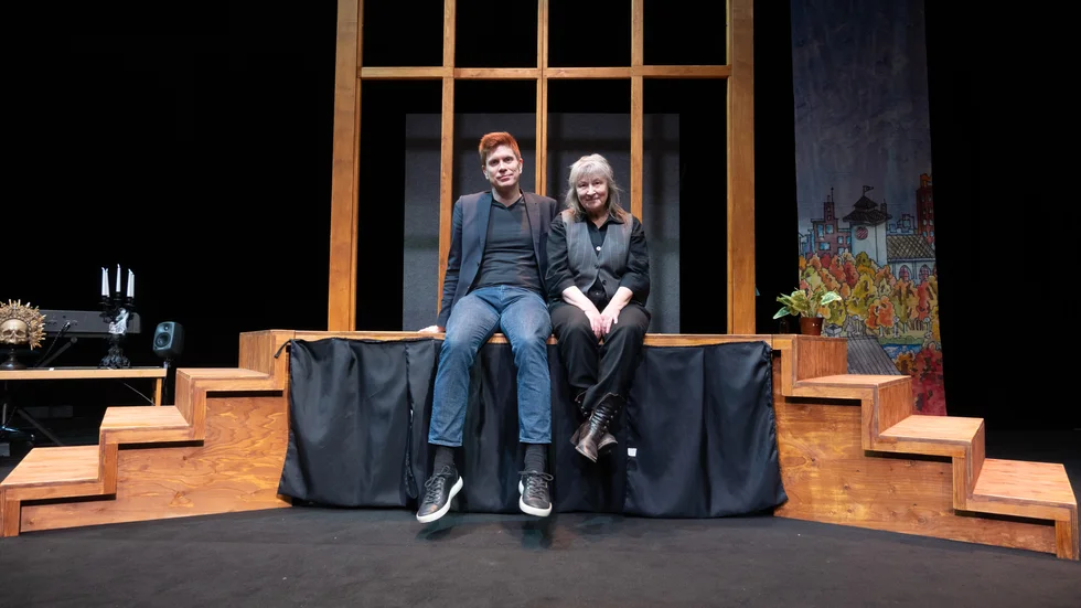 Rasmus Lindberg, regissör, och Gunilla Röör, teaterchef på Norrbottensteatern, berättar om teaterns uppsättning "Stulna juveler".